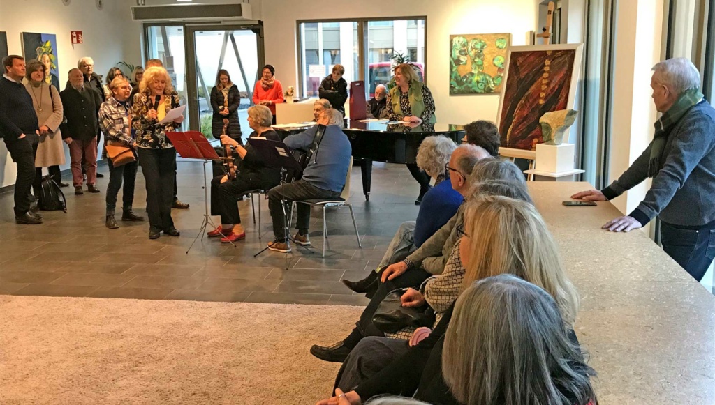 Eva-Maria Kreuter, Präsidentin der ARE Gilde, führt in die Ausstellung ein.